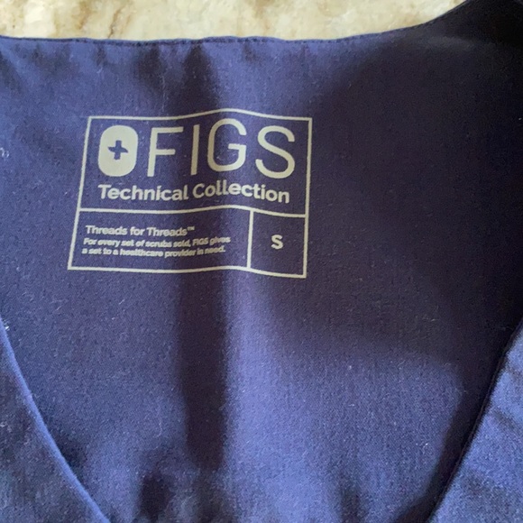 Navy 4 pocket scrub top! - Picture 3 of 3